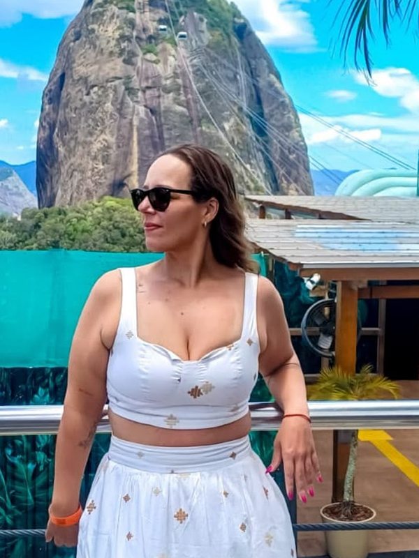 Aluna da Alana com a mesma roupa, antes